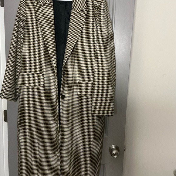 Houndstooth trench. Brand new (without tags) Never worn.
Women’s size L - Picture 4 of 4